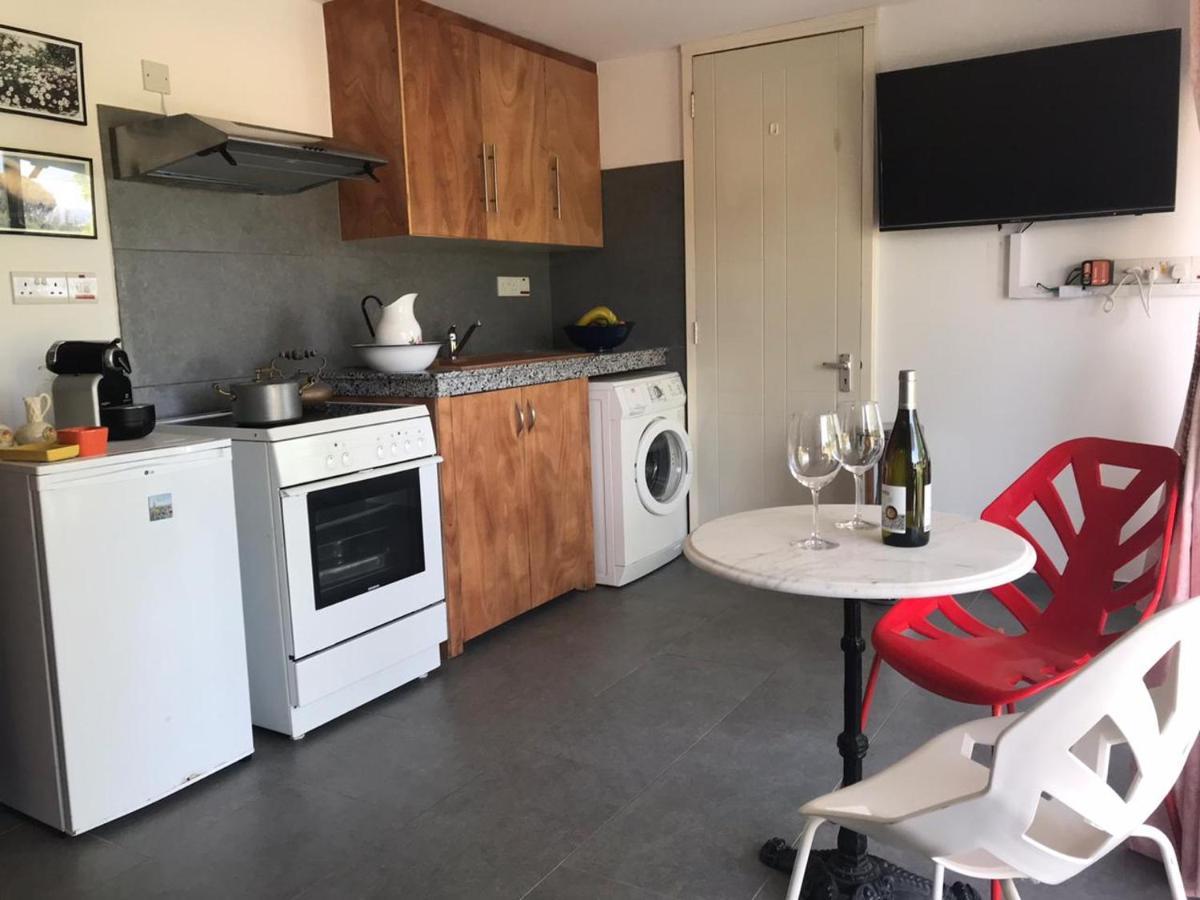 Sweet N' Boujee Studio Apartment With Varenda Paphos Kültér fotó